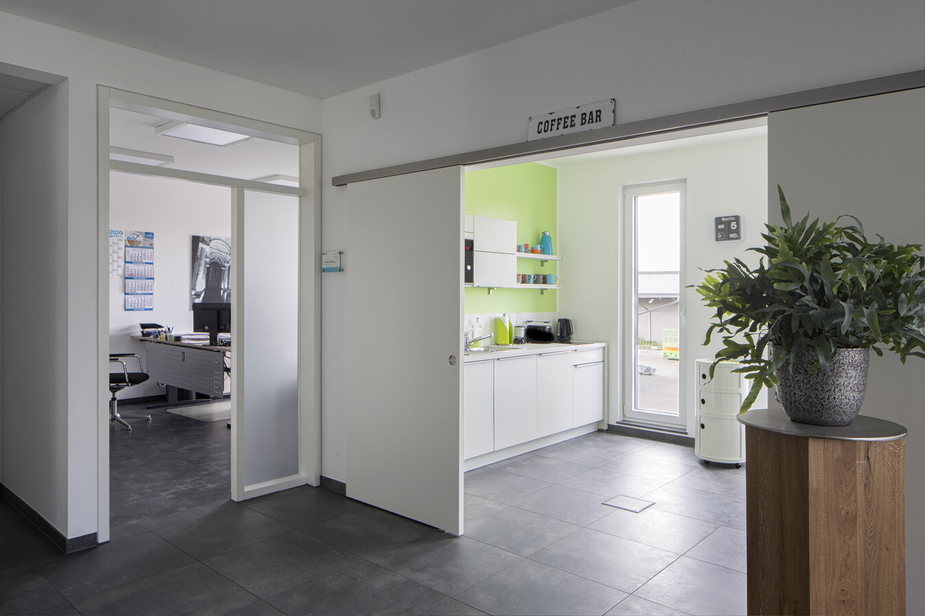 Essen | Neubau Betriebsgebäude mit Verwaltung | Blick in Büro & Teeküche